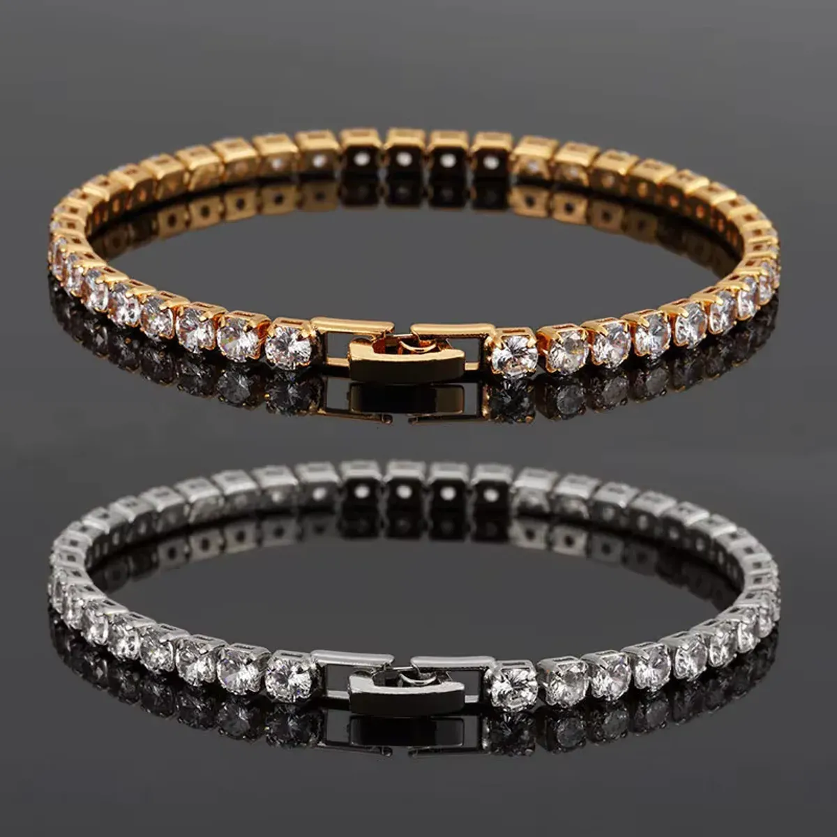 Bracelets tennis doré et argenté sertis de zircons sur fond sombre