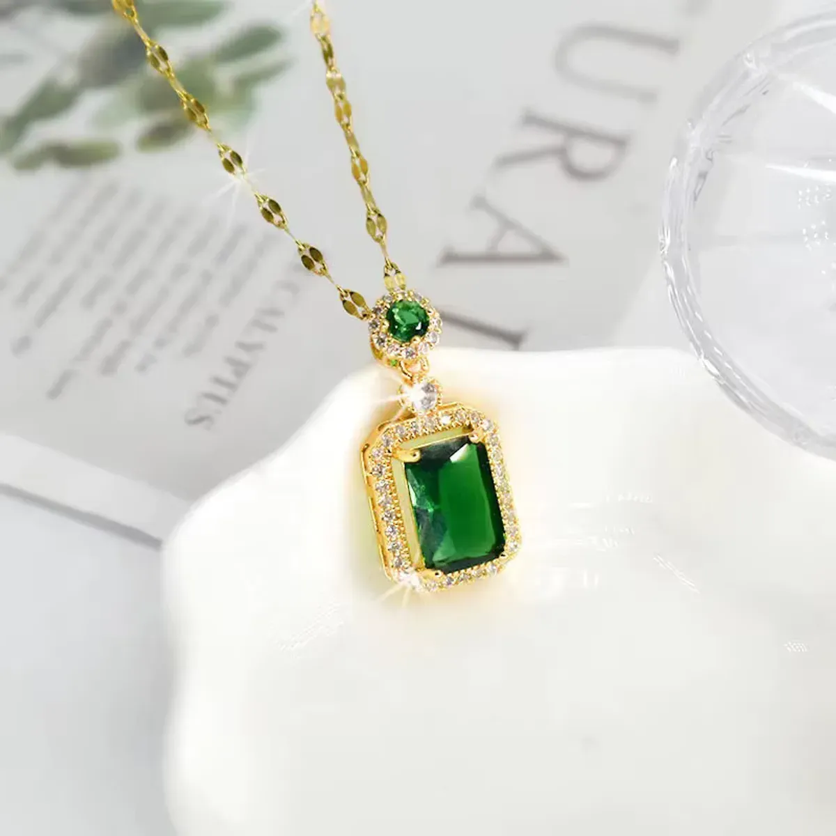 Collier doré avec pendentif rectangulaire vert serti de zircons